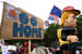 В Лондоне проходит акция протеста против визита президента США Дональда Трампа с супругой в Великобританию. В центре города собрались сотни тысяч человек. Многие в руках держат плакаты, воздушные шары с изображением президента США. Как лондонцы выражают свое недовольство, смотрите в нашей фотогалерее