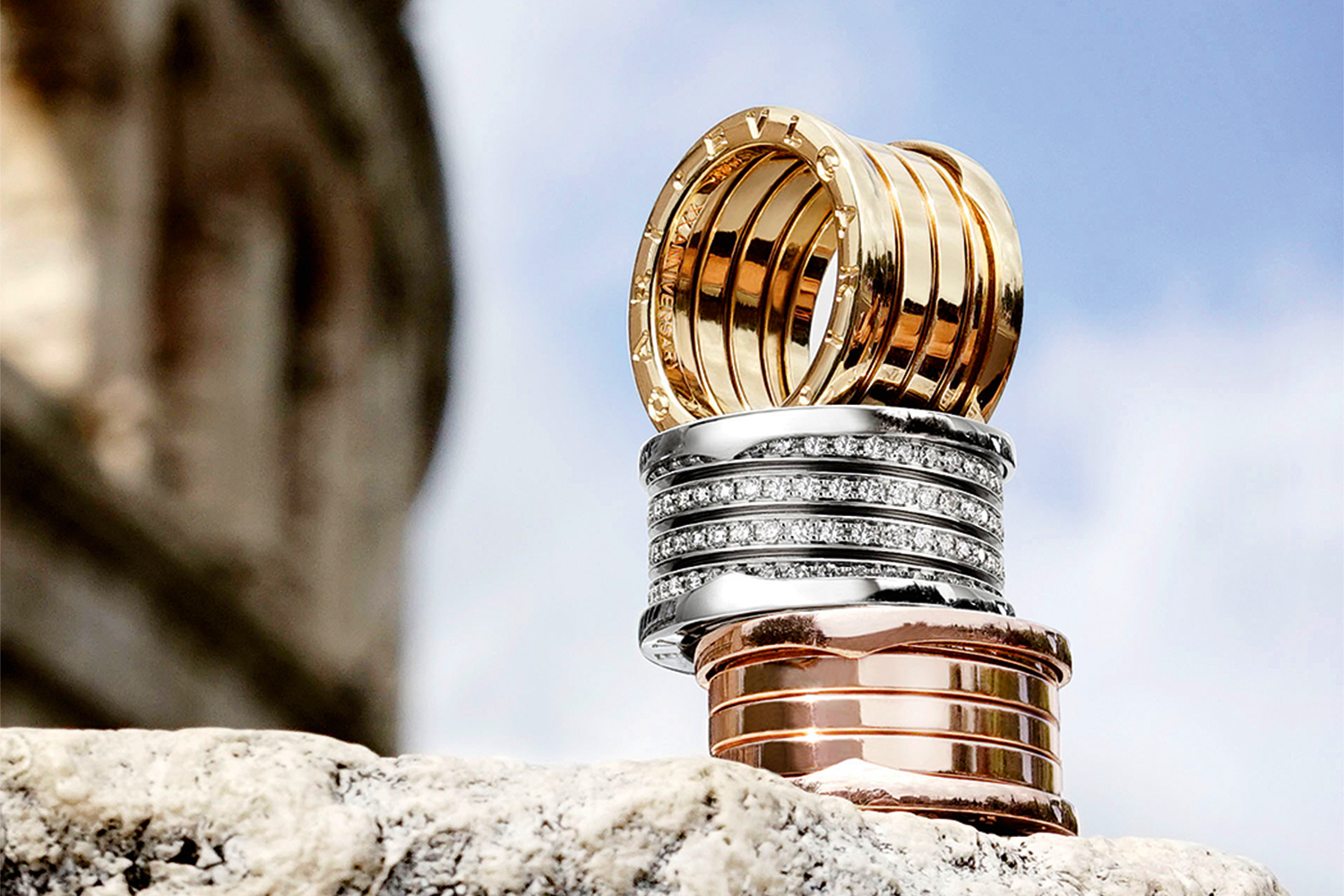 В современной коллекции украшения B.zero1 существуют во всех цветах золота и в разной степени декорированности брил­лиантами