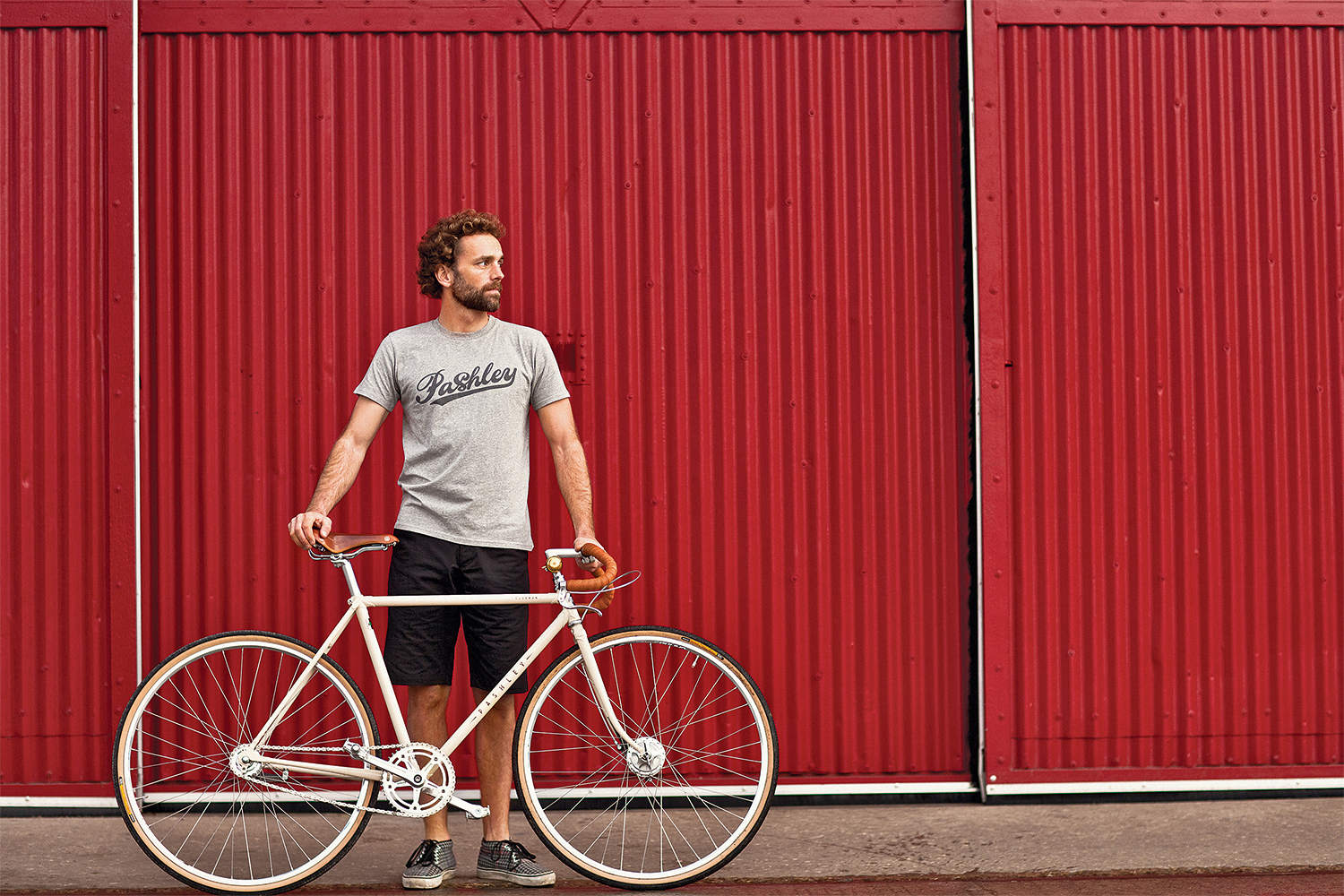 Компания Pashley, основанная в 1926 г., сегодня помимо велосипедов выпускает одежду и аксессуары