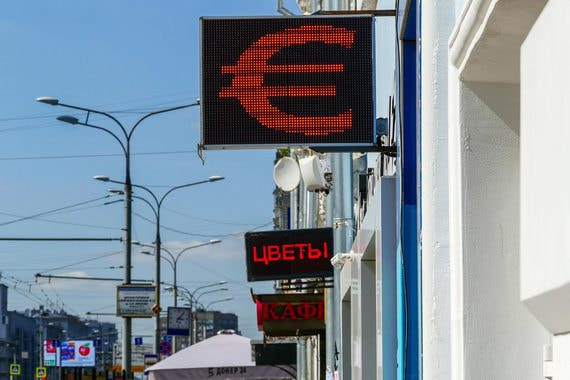 Курс евро упал ниже 72 рублей