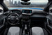 В новом Peugeot 2008 используется фирменная компоновка i-Cockpit 3D с голографическим дисплеем для приборной панели, поднятой выше руля, и сенсорным центральным дисплеем