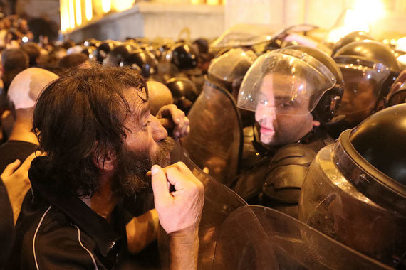 В Грузии полиция применила слезоточивый газ против протестующих у парламента