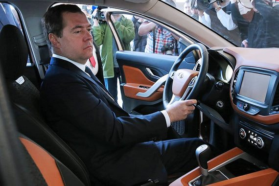О продолжении господдержки спроса на автомобили правительство (на фото премьер Дмитрий Медведев) просили автопроизводители, ссылаясь на сокращение рынка