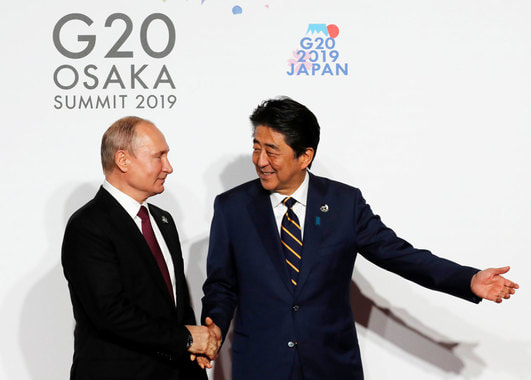 В японской Осаке начался саммит G20. Президент Владимир Путин приехал на церемонию фотографирования последним. Премьер Японии Синдзо Абэ ждал его около 10 минут