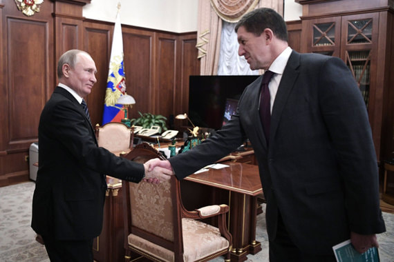 Владимир Путин (слева) еще не одобрил предложение «Ростелекома» (справа – президент «Ростелекома» Михаил Осеевский) снабдить чиновников российской операционной системой