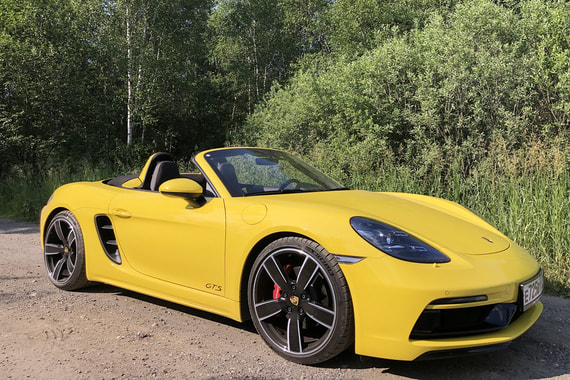 Воздухозаборники по бокам кузова Porsche 718 Boxster GTS (заводской индекс 982) выглядят настоящими жабрами и лишний раз напоминают, где у этого автомобиля двигатель