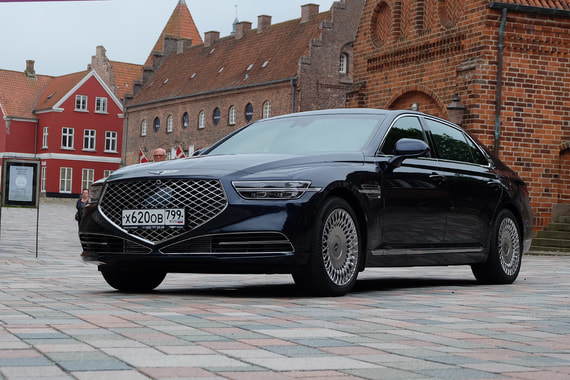 Новый стиль Genesis G90 – это еще более раздутая пятиугольная решетка радиатора и ремешки светодиодов на кузове, которые спереди делят фары на два яруса, а сзади целиком опоясывают корму