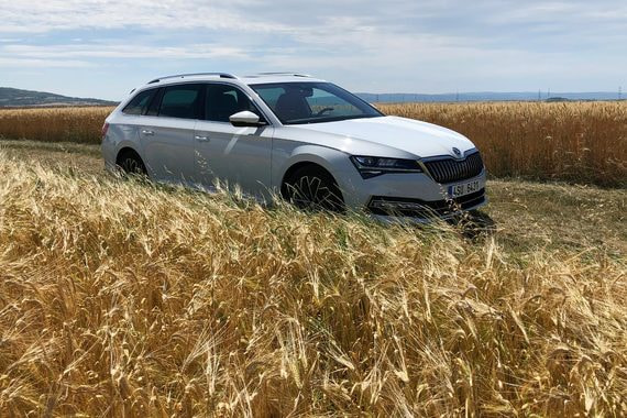 Отличить рестайлинговый Skoda Superb от автомобиля, выпускавшегося с 2015 г., можно по более крупной решетке радиатора и узким противотуманным фарам