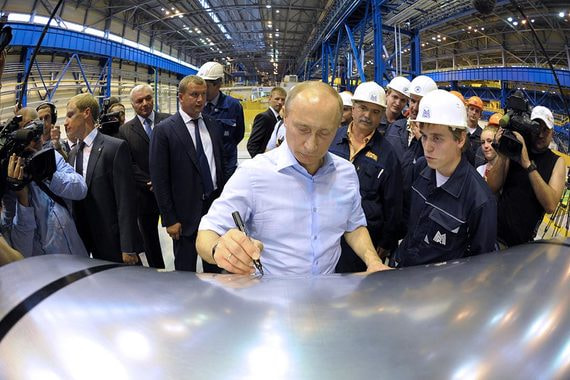 Владимир Путин уже посещал завод в 2012 г. Архивное фото