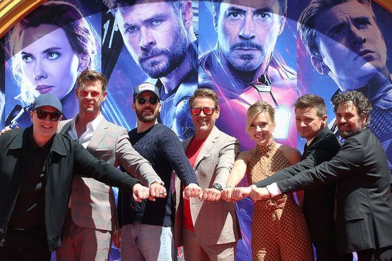 Глава Marvel Studios Кевин Файги (слева) и актеры фильма: Крис Хемсворт (Тор), Крис Эванс (Капитан Америка), Роберт Дауни-мл. (Железный человек), Скарлетт Йоханссон (Черная вдова), Джереми Реннер (Соколиный глаз) и Марк Руффало (Халк)
