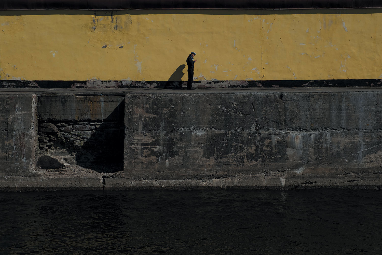 «Моряк на пирсе гавани в Кронштадте»