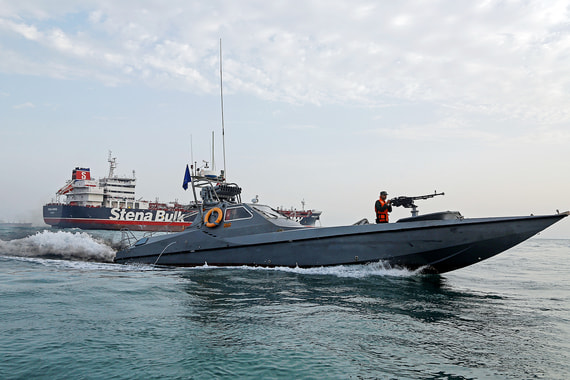 Иранский катер блокирует проход идущего под британским флагом танкера Stena Impero (принадлежит шведской компании Stena Bulk, имеет международный экипаж)
