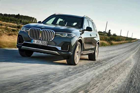 Ехать на BMW X7 можно очень быстро, но автомобиль старается создать вокруг водителя обстановку не радостной лихости, а вальяжного расслабления