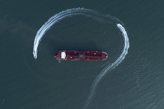 Катер иранского Корпуса стражей Исламской революции приближается к танкеру Stena Impero