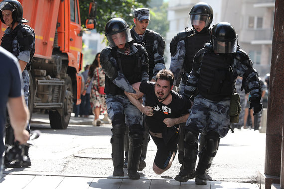 Тактика протеста в Москве: забросать противника своими телами 