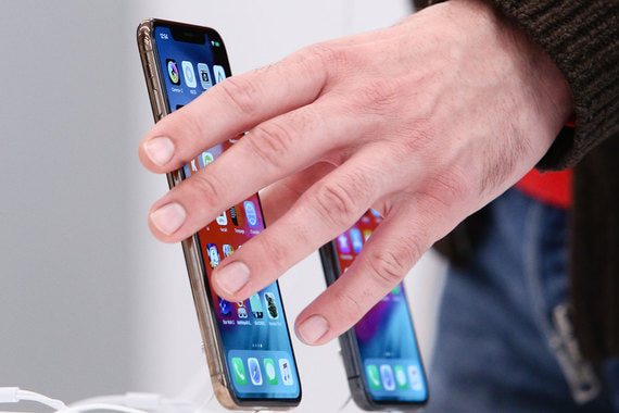 Потребители дольше пользуются iPhone, а значит, реже обновляют устройства, пишет The Wall Street Journal