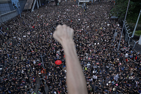 Миллионы жителей Гонконга протестуют против политики властей