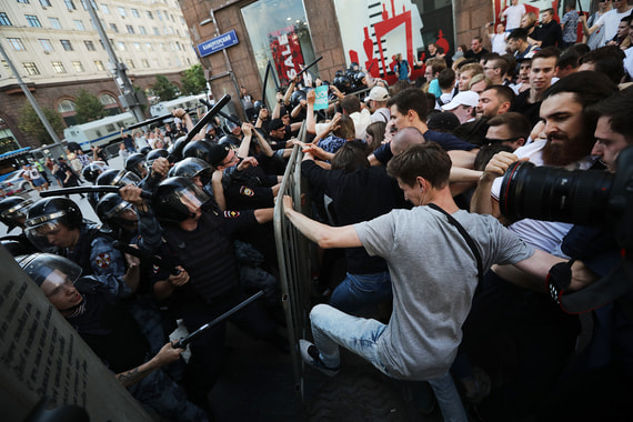 По данным департамента здравоохранения Москвы, пять человек были госпитализированы с различными травмами, в том числе сотрудник ОМОНа