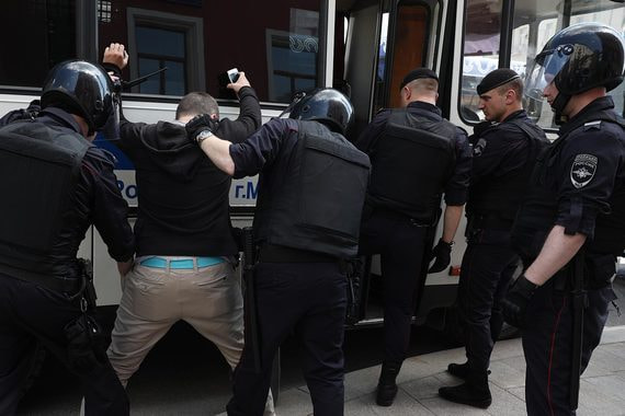 Во вторник ГСУ СКР по Москве предъявило обвинение активному участнику несанкционированных акций по статье 212.1 УК