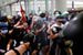 Столкновения в Гонконге носят гораздо более конфронтационный характер. Полиция применяет газ (на фото в аэропорту), резиновые пули, водометы. Протестующие вступают в драки с полицейскими, блокируют передвижение их транспорта. «Многие чувствуют, что у них нет другого выхода, кроме как вступить в физическую конфронтацию, чтобы заставить режим услышать жителей Гонконга», – сказал WSJ Джеффри Нго из продемократического движения Demosisto