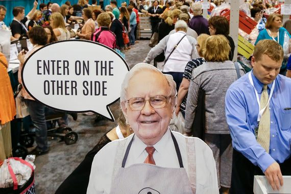 Berkshire Hathaway во многом известна за счет своего лидера – Уоррена Баффета (на фото), который является председателем совета директоров и исполнительным директором компании