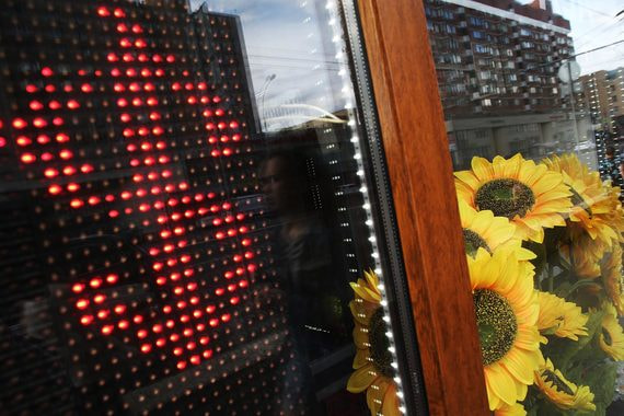 Курс доллара впервые с февраля превысил 67 рублей