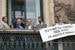 У здания Моссовета также прошел митинг против госпереворота. Среди тех, кто принял в нем участие, – депутат РСФСР Лев Пономарев (первый слева), советник Горбачева и один из идеологов перестройки Александр Яковлев (второй слева), один из основателей движения «Демократическая Россия», впоследствии – замглавы КГБ по Москве и замруководителя администрации президента России Евгений Савостьянов (второй справа), а также народный депутат РСФСР Владимир Лысенко (справа)