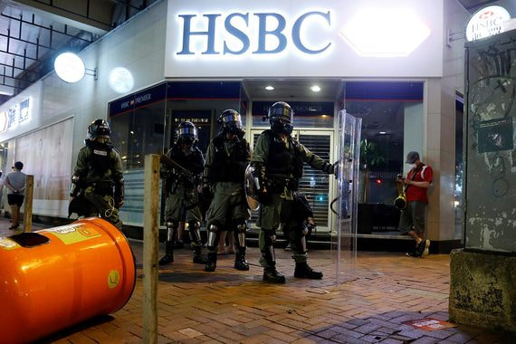 Крупнейший банк Гонконга HSBC активно развивает бизнес и в Китае, поэтому он призвал найти мирное разрешение конфликта