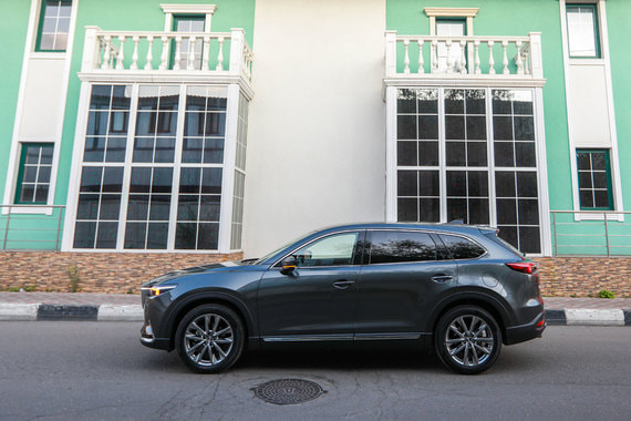 Mazda CX-9 сделана настолько удобно, что не надо прилаживаться, привыкать к сиденью, к рулю, к расположению кнопок; только пару раз пришлось разбираться с навигацией
