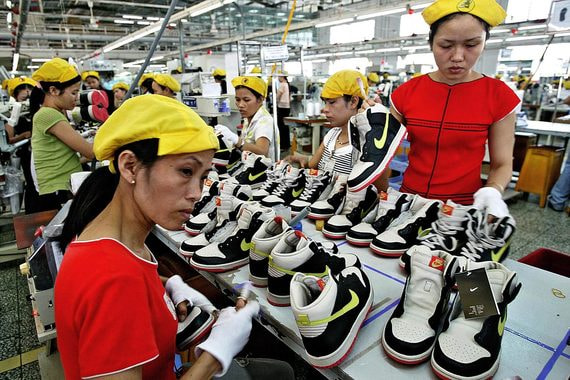 Шьющиеся в Китае кроссовки американской Nike будут обходиться американцам дороже