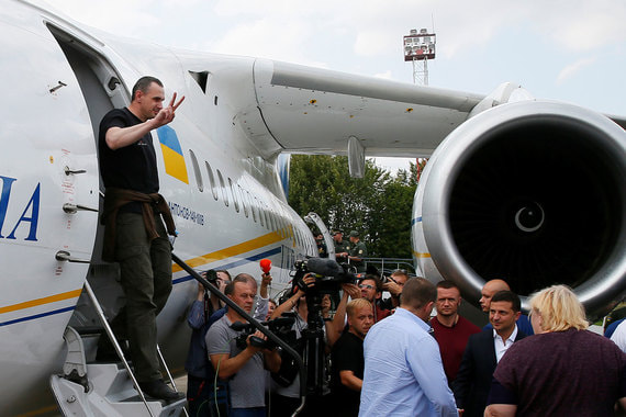 Как на Украине встретили возвращенных из России моряков и режиссера Сенцова. Фото