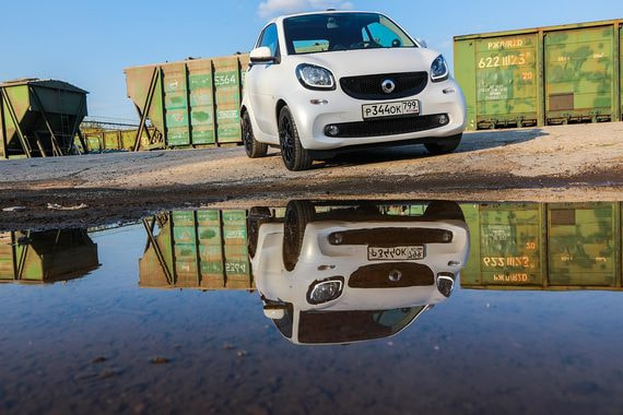 Smart Fortwo Cabrio – почти что кубик на колесах, запаса пространства седокам достаточно и по высоте, и по ширине