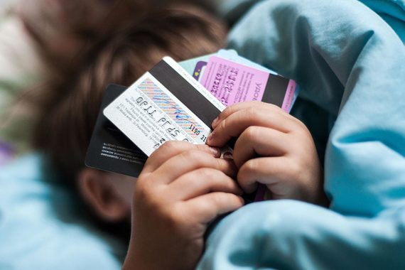 Первую неименную дебетовую карту для ребенка родители могут завести с 6 лет, а 14–17-летние граждане имеют право открыть личный счет и вклад в банке с согласия родителей или опекунов