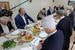 Путин посидел за столом с жителями Ботлихского района и поблагодарил одну из местных жительниц, которая в ходе боевых действий 20 лет назад «командовала пищеблоком». «Ни один ополченец, ни один участник этих событий голодными не остались. Все были сыты, все были довольны – и потому победили, благодаря нашей славной армии», – рассказала она Путину. Она выразила благодарность президенту за то, что он сдержал слово и приехал в Ботлих. «Рады с вами встретиться, 20 лет ждали, – отметила она