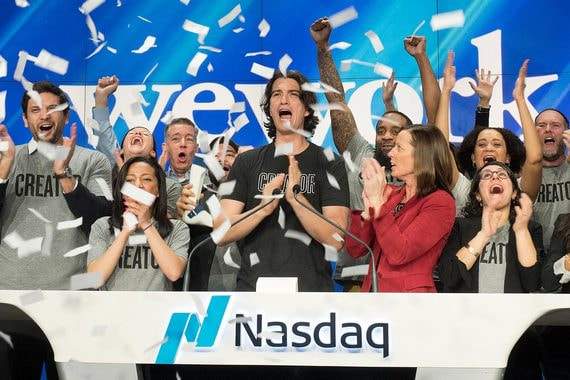 WeWork рассчитывала на громкое и успешное IPO (на фото: сооснователь и гендиректор Адам Нейман, в центре, на мероприятии биржи Nasdaq в январе 2018 г.)