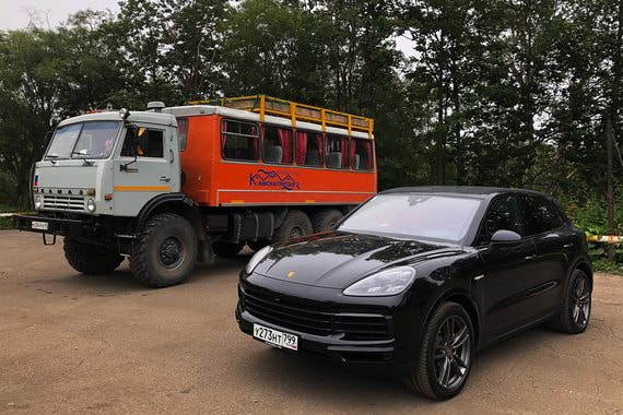 Богатых туристов возят по дорогам Камчатки на полноприводных грузовиках-автобусах, рядом с которыми новенькие Porsche Cayenne смотрелись просто фантастично