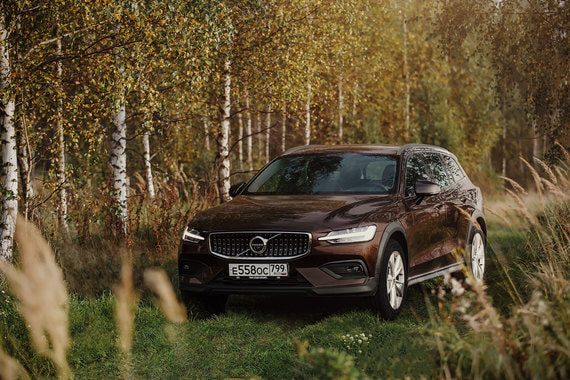 Volvo V60 Cross Country впечатляет плавностью хода и стабильностью в поворотах, но больше всего – умением держать удар: универсал почти не замечает лежачих полицейских, не боится ям и глубокой колейности и позволяет гнать со скоростью 60 км/ч по размытой грунтовке или просто по полю