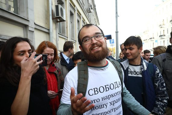 Выход на свободу активиста Алексея Миняйло (в центре) эксперты считают хорошим знаком и для других фигурантов дела о летних протестах в Москве