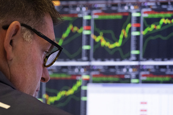 Несмотря на отсутствие формального запрета заключать сделки с крымчанами, у брокеров действительно есть проблема