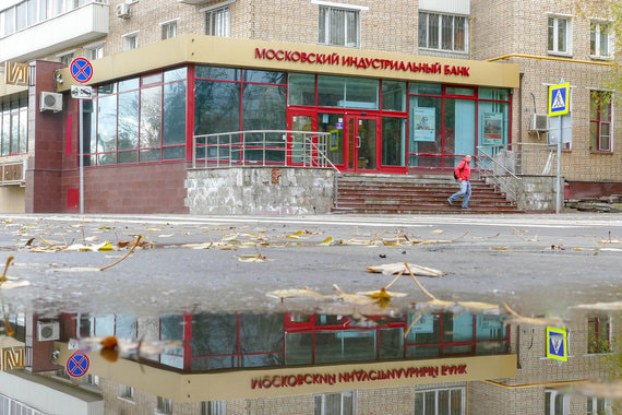 Сам МИнБ тоже переживает непростые времена – в январе ЦБ забрал его на санацию и вложил в его капитал 129 млрд руб.