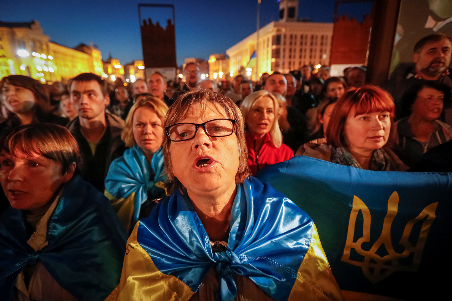 Обман украины. Украинская оппозиционерка. Украинцы мтьтнг в Европе. Протестующие в Европе украинцы.