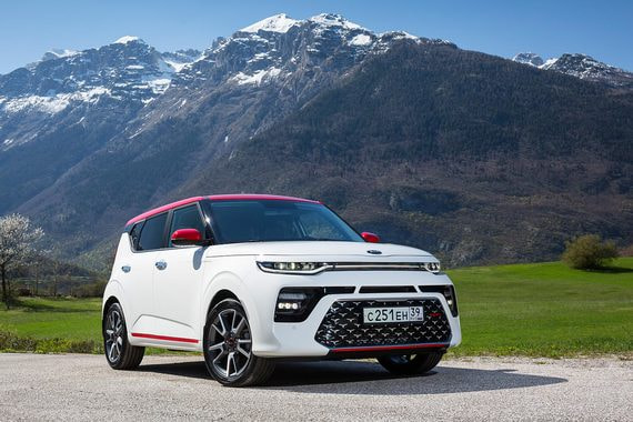 Kia Soul GT Line едет азартно и точно, при этом не страдает избыточной жесткостью «заряженных» версий: подвеска плотная, но автомобиль не скачет как мячик и не впадает в панику на неровностях