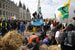 Сторонники Extinction Rebellion в Париже заблокировали площадь Шатле и примыкающий к ней Мост Менял. Они принесли туда тюки с соломой и начали устанавливать палатки
