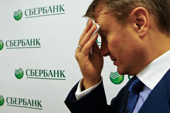 3 октября стало известно, что на черном рынке оказались персональные данные клиентов Сбербанка. Продавцы базы данных заявляли, что у них есть доступ к данным 60 млн кредитных карт.В Сбербанке сначала подтвердили информацию об утечке данных о 200, а затем – о 5000 клиентов. В пресс-службе говорили, что информацию фактически украл 28-летний руководитель сектора в одном из подразделений банка