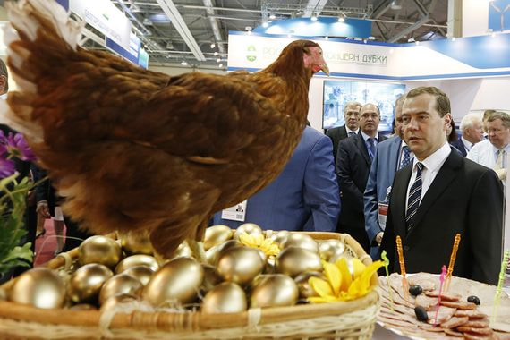 Дмитрий Медведев был удивлен нормами об омлете, но Роспотребнадзор оставил в своих рекомендациях прежние правила обращения с яйцами
