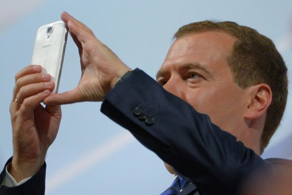 Медведев потребовал прекратить банковский роуминг