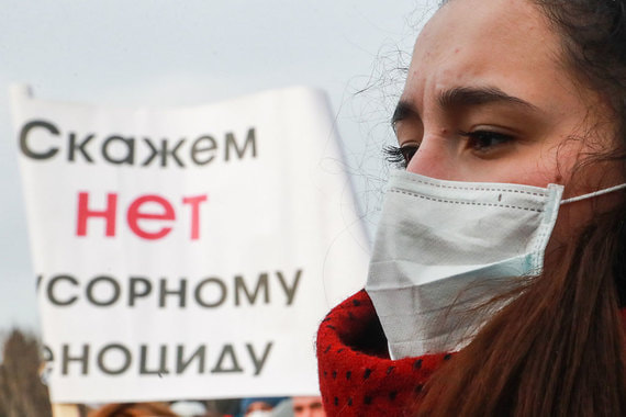 Состояние общественного мнения таково, что рвануть может что угодно, в том числе и мусорная тема, считает политолог Аббас Галлямов