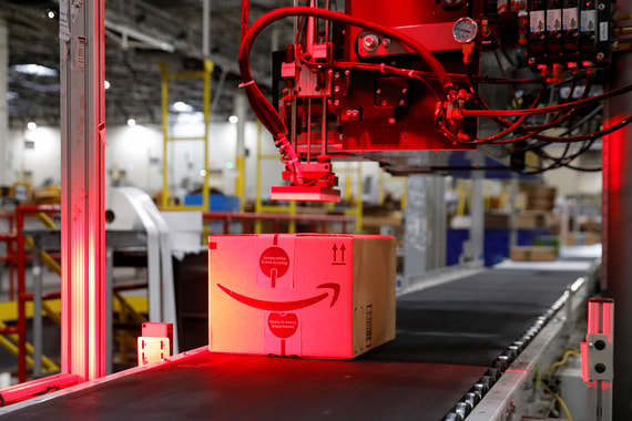 Amazon, с одной стороны, конкурирует с технологическими компаниями, а с другой – с потребительскими