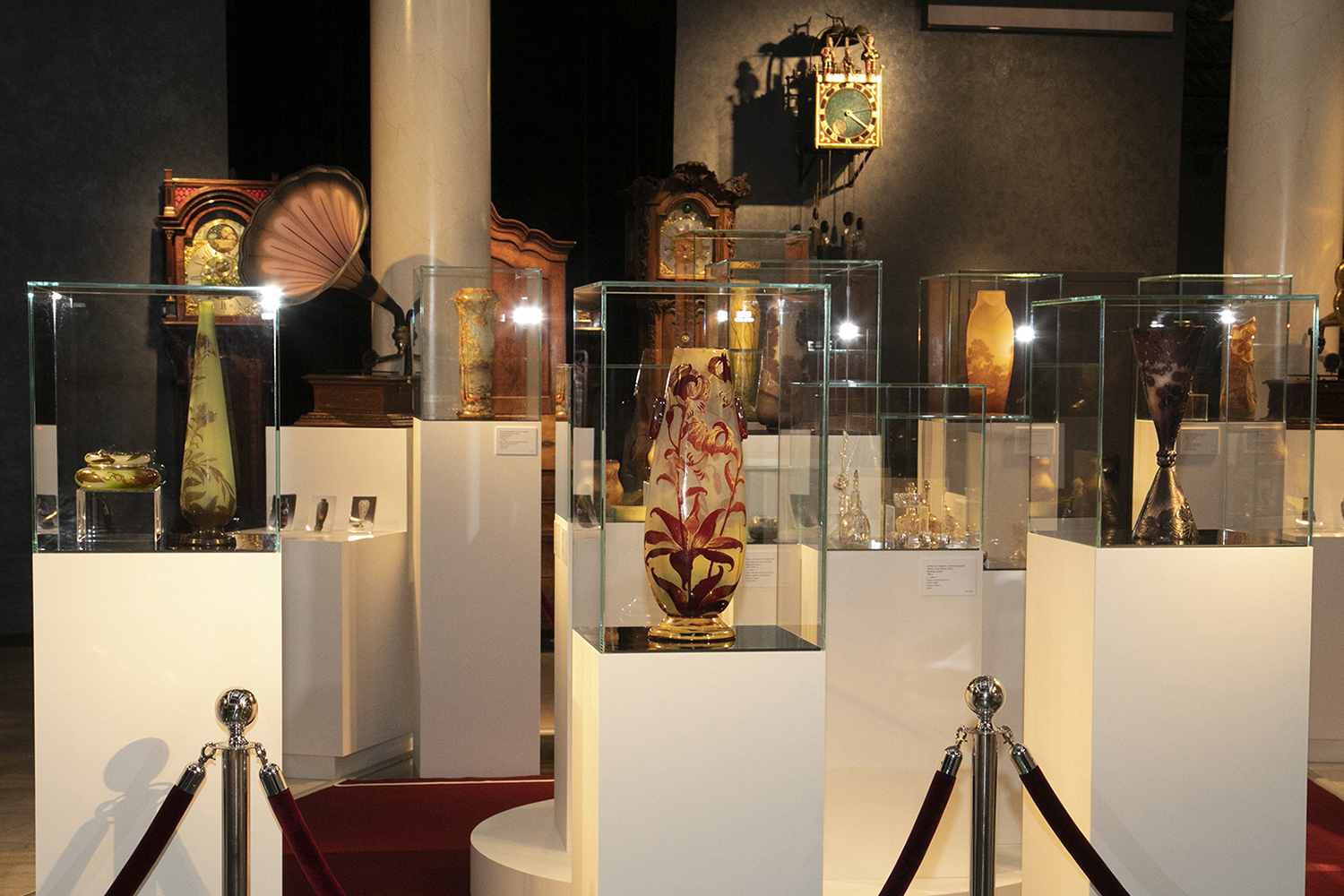 В экспозиции представлены также изделия из бесцветного прозрачного стекла с росписью в стиле историзм