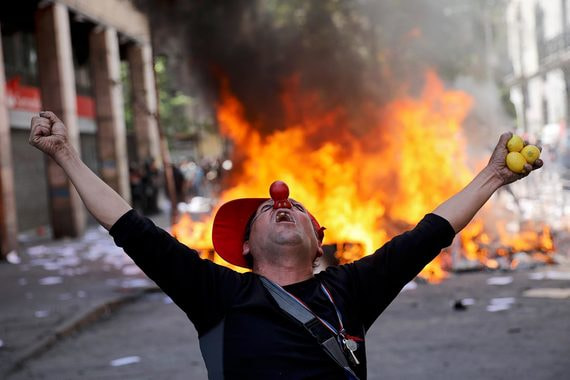 В Чили с 14 октября не прекращаются протесты. Беспорядки начались в столице страны Сантьяго из-за подорожания проезда в метро, передает радиостанция BioBioChile.По всей стране в результате беспорядков погибли по меньшей мере 15 человек, более 300 человек пострадали, свыше 2600 протестующих задержаны. Последствия протестов в Чили в галерее «Ведомостей»